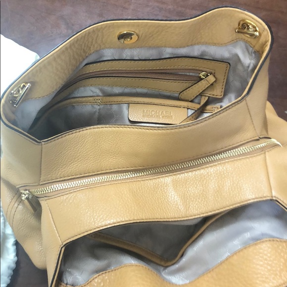 Lightly used Michael Kors Bag - Picture 4 of 5